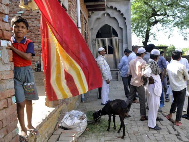 A child stands in front of the entrance to a building as members of the Muslim community assemble. Of late, Bisada has seen politicians flocking to the village to meet the family of Mohammad Ikhlaq, who was lynched by a mob on September 28. (Sunil Ghosh / HT Photo)