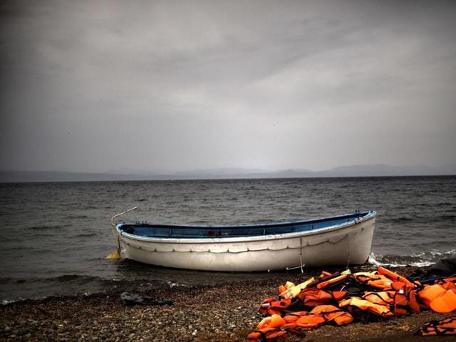 Refugees and migrants arrive on an overcrowded dinghy on the Greek island of Lesbos, after crossing a part of the Aegean Sea from the Turkish coast. (REUTERS Photo) Refugees and migrants arrive on an overcrowded dinghy on the Greek island of Lesbos, after crossing a part of the Aegean Sea from the Turkish coast. (REUTERS Photo)