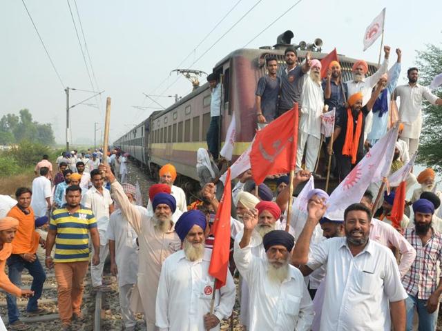 Protesters are up in arms against the ‘anti-farmer’ policies of the SAD-BJP government, which has been accused of paying inadequate compensation for the widespread loss to cotton crop due to the whitefly attack. (Sameer Sehgal/HT Photo) Protesters are up in arms against the ‘anti-farmer’ policies of the SAD-BJP government, which has been accused of paying inadequate compensation for the widespread loss to cotton crop due to the whitefly attack. (Sameer Sehgal/HT Photo)