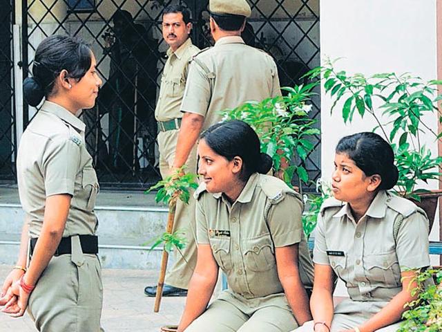 Cops were in a holiday mood as polling booths in Salt Lake wore a deserted look on Friday. (Subhankar Chakraborty/HT photo) Cops were in a holiday mood as polling booths in Salt Lake wore a deserted look on Friday. (Subhankar Chakraborty/HT photo)