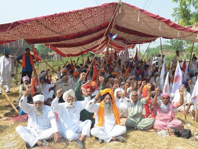 Farmers blocking railway traffic at Muchhal village near Amritsar on Saturday . (Sameer Sehgal/HT) Farmers blocking railway traffic at Muchhal village near Amritsar on Saturday . (Sameer Sehgal/HT)