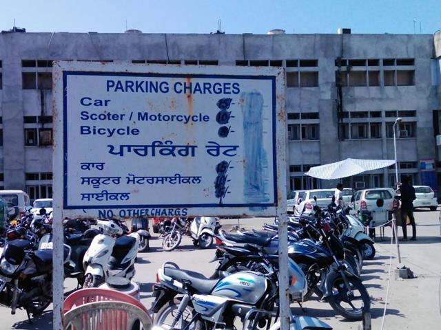 Instead of writing detailed rates applicable for parking and other instructions, the contractors have even smeared the old rates displayed on the board right in front of the hospital to exploit the visitors including patients. (HT Photo) Instead of writing detailed rates applicable for parking and other instructions, the contractors have even smeared the old rates displayed on the board right in front of the hospital to exploit the visitors including patients. (HT Photo)