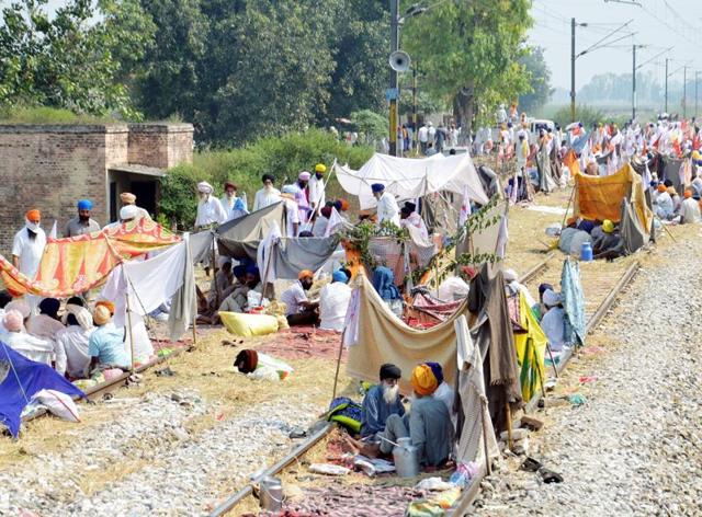Farmers blocking railway traffic at Muchhal village, 28 km from Amritsar, on Friday. (Sameer Sehgal/HT) Farmers blocking railway traffic at Muchhal village, 28 km from Amritsar, on Friday. (Sameer Sehgal/HT)