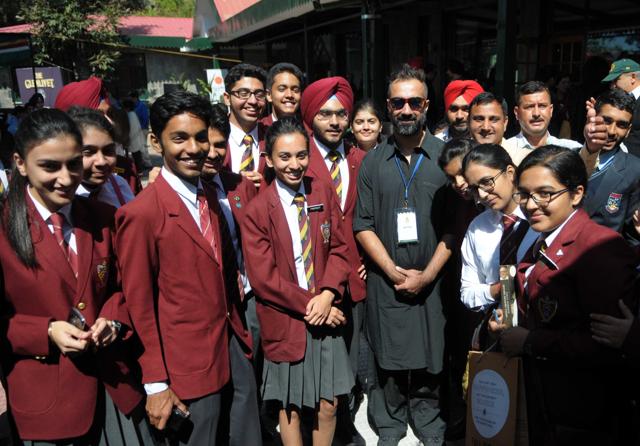 Actor Ranvir Shorey with students at the Khuswant Singh Lit Fest . (Keshav Singh/HT)
