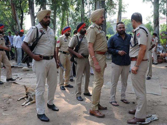 Police personnel investigating after a man was shot dead at Kumbhra Chowk in SAS Nagar on Saturday. (Gurminder Singh/HT Photo) Police personnel investigating after a man was shot dead at Kumbhra Chowk in SAS Nagar on Saturday. (Gurminder Singh/HT Photo)
