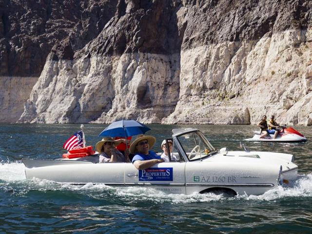 A family from Arizona taking their amphicar to the Hoover Dam for the show. (REUTERS)