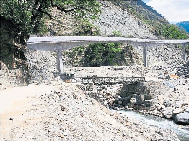 A sketched view of the elevated corridor (passageway) above the Mandakini river between Sonprayag and Gaurikund. (For representation purpose)