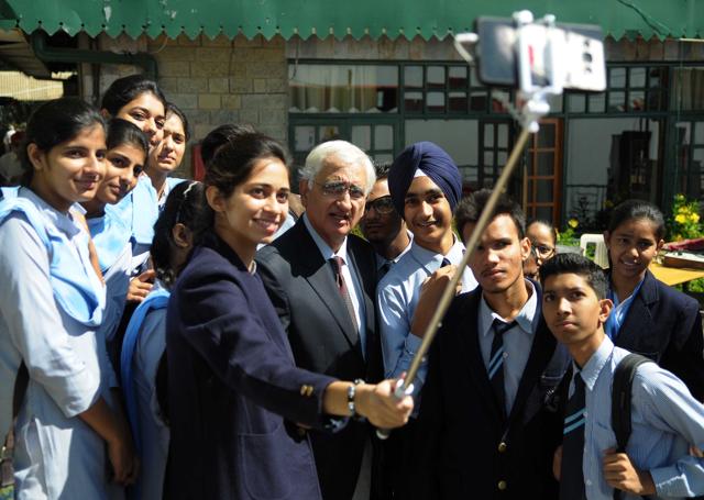 Congress leader Salman Khurshid taking a sefie with schol students at the Khuswant Singh Lit Fest 2015 . (Keshav Singh/HT)