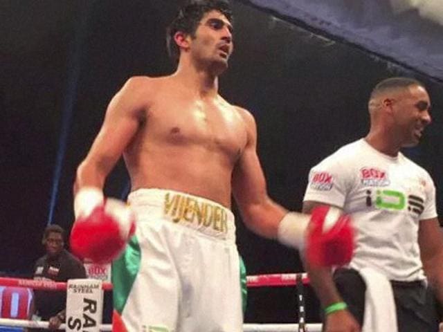 Indian boxer Vijender Singh celebrates after winning the match against England's Sonny Whiting.(PTI) Indian boxer Vijender Singh celebrates after winning the match against England's Sonny Whiting.(PTI)
