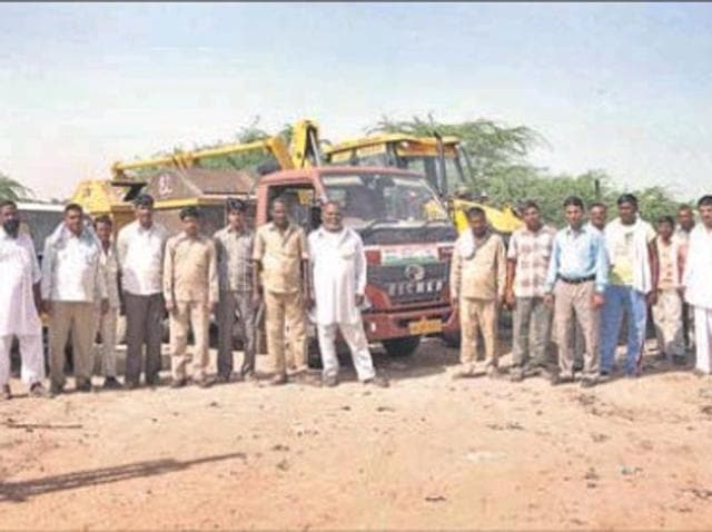 The Hisar municipal corporation has 725 safai karamcharis, 12 tractor trailers, 200 garbage carts and a JCB machine. (HT PHOTO) The Hisar municipal corporation has 725 safai karamcharis, 12 tractor trailers, 200 garbage carts and a JCB machine. (HT PHOTO)