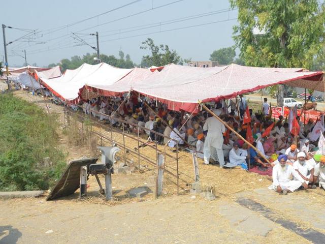 Farmers block railway track at Muchhal village near Amritsar on Saturday . (Sameer Sehgal / HT) Farmers block railway track at Muchhal village near Amritsar on Saturday . (Sameer Sehgal / HT)