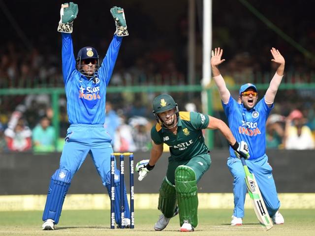 Dhoni, left, and Raina, right, make an unsuccesful appeal for LBW against South Africa's Faf du Plessis. (AFP Photo)