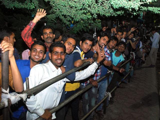 ICricket fans queue up outside the Bank of India, Yeshwant Niwas Road, on Saturday evening to purchase ODI tickets. (Arun Mondhe/HT) ICricket fans queue up outside the Bank of India, Yeshwant Niwas Road, on Saturday evening to purchase ODI tickets. (Arun Mondhe/HT)