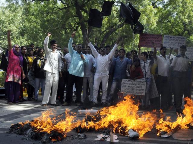 Members of Rashriya Dalit Sahitya Akadmi burn effigy of Samajwadi Party chief Mulayam Singh Yadav and Uttar Pradesh chief minister Akhilash Yadav.(Sonu Mehta/HT Photo) Members of Rashriya Dalit Sahitya Akadmi burn effigy of Samajwadi Party chief Mulayam Singh Yadav and Uttar Pradesh chief minister Akhilash Yadav.(Sonu Mehta/HT Photo)