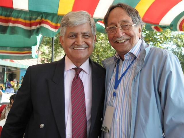 Gen VP Malik (retd) and Amrjit Singh Dulat pose for the shutterbugs at the Khuswant Singh Lit Fest 2015. (Keshav Singh/Ht Photo)