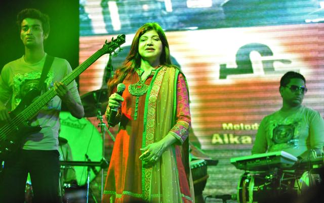 It was a captivating evening at Sutlej Club on Sunday as famous Bollywood singer Alka Yagnik performed live. (HT photo)