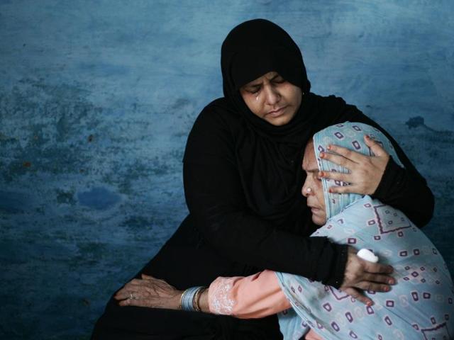 Asgari Begum (R), mother of Mohammad Ikhlaq is in shock while politicians visited and consoled them at Bisada village, in Greater Noida.(Burhaan Kinu/ HT Photo)