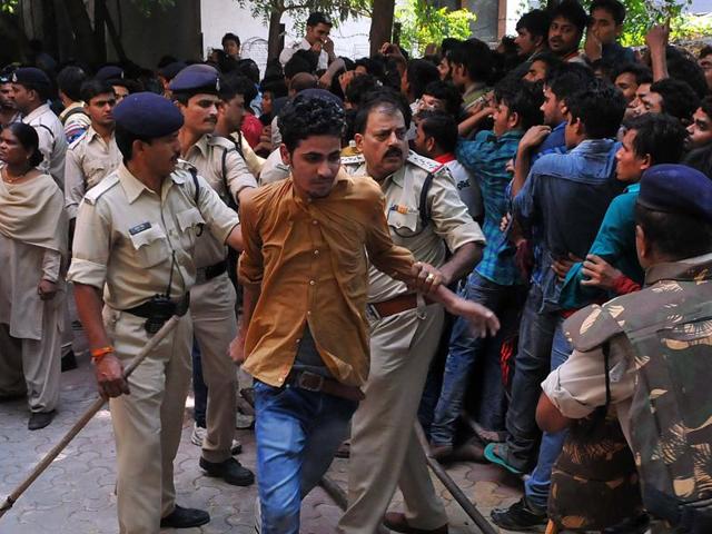 Police resorted to mild lathi-charge to control people who broke barricades to get ticket for ODI match at Bank of India YN Road branch in Indore on Sunday. (Shankar Mourya/HT photo) Police resorted to mild lathi-charge to control people who broke barricades to get ticket for ODI match at Bank of India YN Road branch in Indore on Sunday. (Shankar Mourya/HT photo)