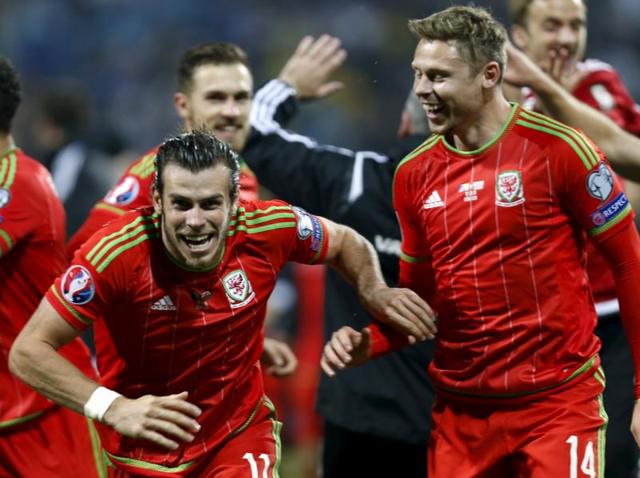 Wales' Gareth Bale, left, and teammates celebrate after they qualified for Euro 2016 following their qualifying match against Bosnia in Zenica, Bosnia, on October 10, 2015. (Reuters Photo) Wales' Gareth Bale, left, and teammates celebrate after they qualified for Euro 2016 following their qualifying match against Bosnia in Zenica, Bosnia, on October 10, 2015. (Reuters Photo)