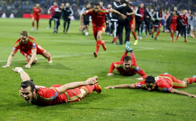 Wales' Gareth Bale, left, and teammates celebrate after they qualified for Euro 2016 following their qualifying match against Bosnia in Zenica, Bosnia, on October 10, 2015. (Reuters Photo) Wales' Gareth Bale, left, and teammates celebrate after they qualified for Euro 2016 following their qualifying match against Bosnia in Zenica, Bosnia, on October 10, 2015. (Reuters Photo)