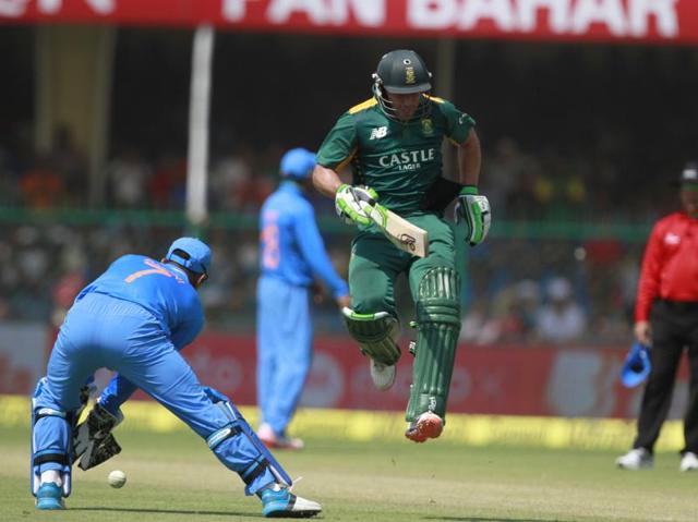 AB de Villiers jumps to avoid getting hit by a throw while completing a single during first innings. (Sanjeev Verma/HT Photo)
