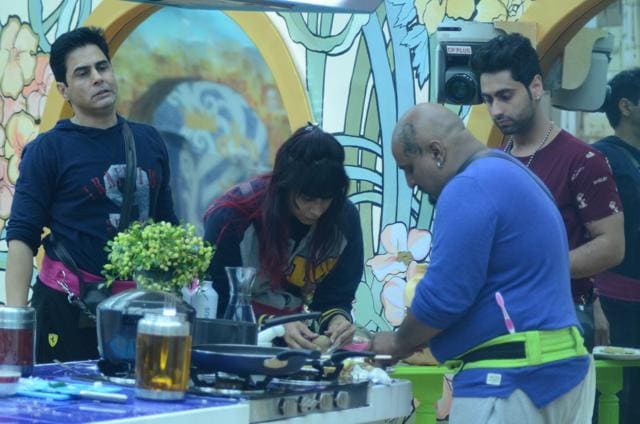 Aman, Kishwer, Ankit and Arvind in the kitchen. (Colors)