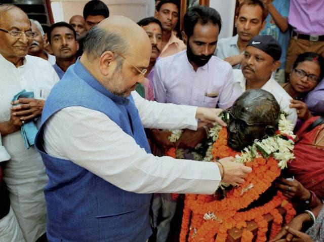 BJP chief Amit Shah paying floral tributes to Loknayak Jayaprakash Narayan on his birth anniversary at his residence in Kadam Kuan in Patna.(PTI) BJP chief Amit Shah paying floral tributes to Loknayak Jayaprakash Narayan on his birth anniversary at his residence in Kadam Kuan in Patna.(PTI)