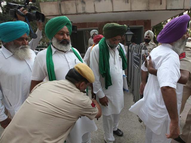 Agitating farmers are demanding compensation of Rs 40,000 per acre for loss to their cotton crop due to the whitefly attack. (Keshav Singh /HT )