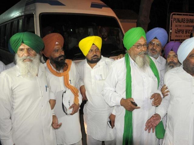 There was no breakthrough in the talks between the farmers and Punjab chief minister Parkash Singh Badal during their meeting at Punjab Bhawan in Chandigarh on Monday. (Keshav Singh/HT )