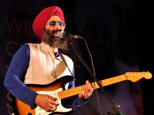 Rabbi Shergill performing during a programme for drug de-addiction at Shivalik Publc School, SAS Nagar on Saturday(HT Photo)