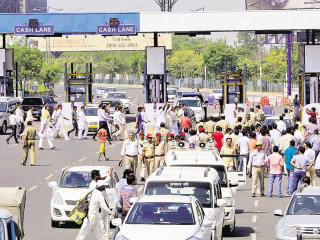 Protesters forced the DND operator to allow movement of vehicles without toll charges from 10:40am to 4:40pm on Sunday in Noida.(Sunil Ghosh/HT Photo)