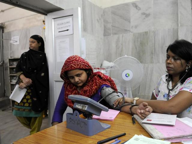 A group of girls wearing masks in New Delhi for protection from swine flu. (HT Photo) A group of girls wearing masks in New Delhi for protection from swine flu. (HT Photo)
