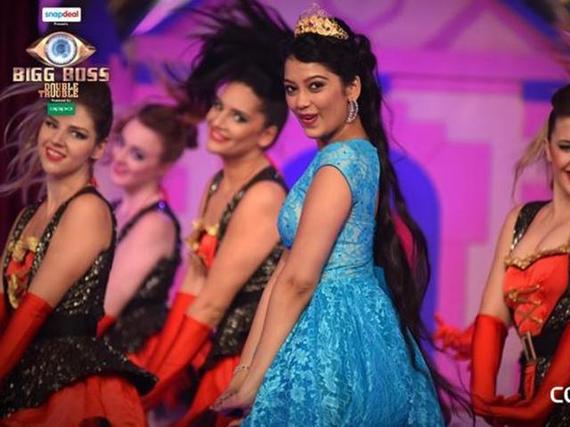 Digangna Suryavanshi, the youngest contestant on the show, performs at Bigg Boss 9 premiere. (COLORS TV) 