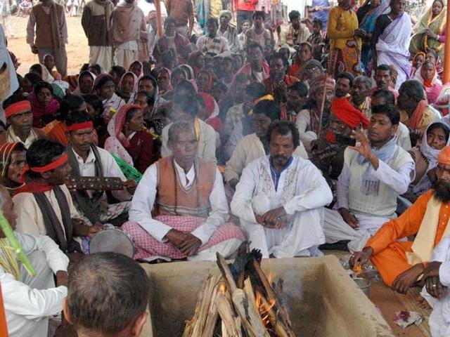 File photo of an event where tribals were converted to Hinduism in Bengal’s Birbhum district. In the neighbouring Jharkhand, the Gumla administration on October 12, 2015, ordered a probe into the conversion of tribal families to Christianity. Hindu hardliners say Christian missionaries have converted the tribal population through inducement and coercion.(HT File Photo) File photo of an event where tribals were converted to Hinduism in Bengal’s Birbhum district. In the neighbouring Jharkhand, the Gumla administration on October 12, 2015, ordered a probe into the conversion of tribal families to Christianity. Hindu hardliners say Christian missionaries have converted the tribal population through inducement and coercion.(HT File Photo)