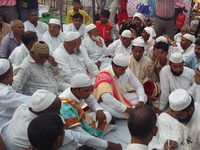 Villagers of Bisada at the wedding of two Muslim girls on Sunday. Hindus arranged the food for the lunch.(HT Photo)