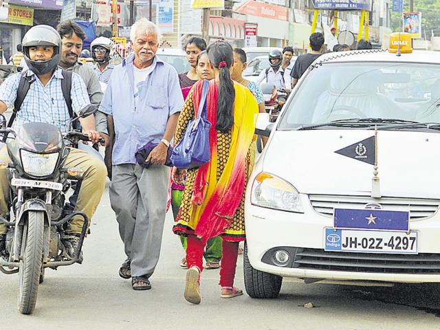 Experts say Jharkhand capital’s maximum peak hour peak direction traffic on major routes is less than 4500 and population is 10.73 lakh, which is ideal for BRTS. (Parwaz Khan/HT Photo) Experts say Jharkhand capital’s maximum peak hour peak direction traffic on major routes is less than 4500 and population is 10.73 lakh, which is ideal for BRTS. (Parwaz Khan/HT Photo)