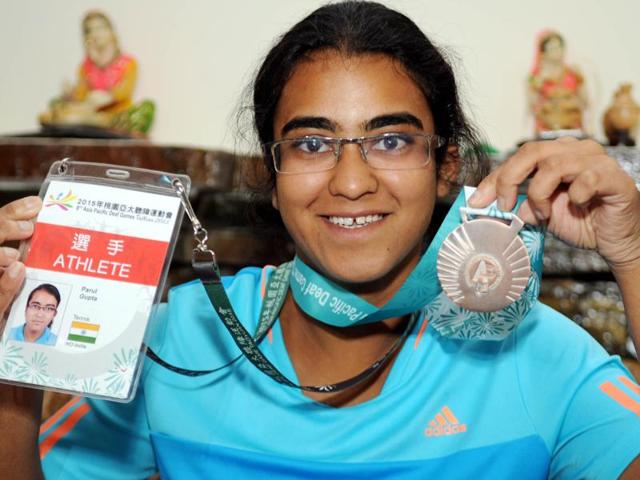 Parul Gupta, a deaf tennis player, with the medal she won during the Asia Pacific Deaf Games in Patiala on Monday.(Bharat Bhushan/HT Photo)
