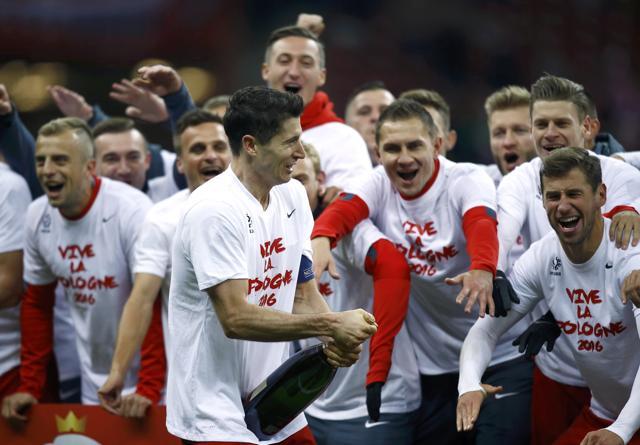 Robert Lewandowski uncorks a bottle of champagne in celebration after Poland won the Euro 2016 group D qualification match against Republic of Ireland in Warsaw, Poland, on October 11, 2015. (Reuters Photo) Robert Lewandowski uncorks a bottle of champagne in celebration after Poland won the Euro 2016 group D qualification match against Republic of Ireland in Warsaw, Poland, on October 11, 2015. (Reuters Photo)