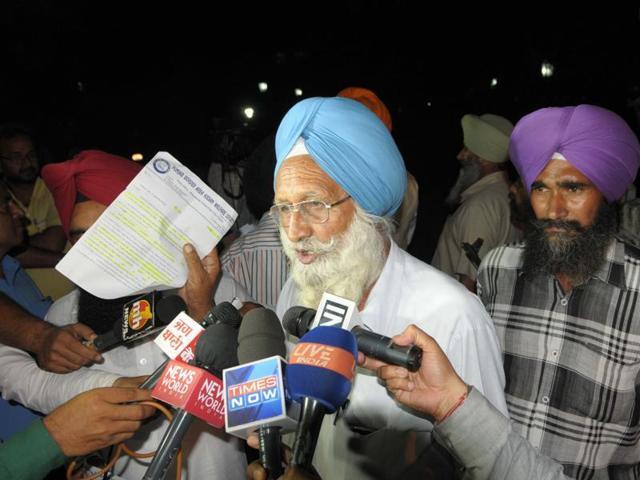 The leaders will be holding another meeting on Tuesday to decide their next course of action. (Keshav Singh /HT) The leaders will be holding another meeting on Tuesday to decide their next course of action. (Keshav Singh /HT)