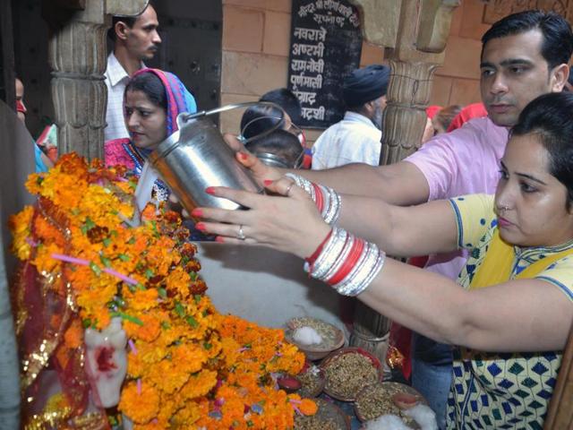 Devotees offering prayers on the first day of Navratra at the Mata Longa Wali Devi temple in Amritsar on Tuesday. Sameer Sehgal / HT