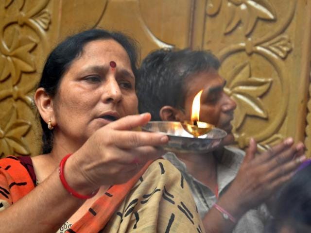 Devotees offering prayers at the Mata Longa Wali Devi temple in Amritsar on the first day of Navratra festival. (Sameer Sehgal / HT)