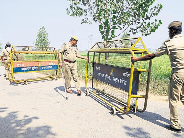 Policemen barricade one of the entry points to Bisada village. (HT File Photo) Policemen barricade one of the entry points to Bisada village. (HT File Photo)