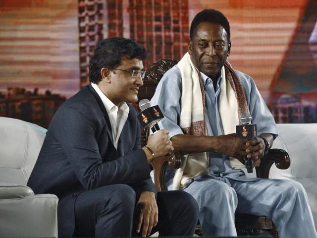 Former Indian cricket captain Sourav Ganguly (L) speaks as legendary Brazilian soccer player Pele looks on during a facilitation ceremony at Netaji Indoor Stadium in Kolkata. (REUTERS Photo)
