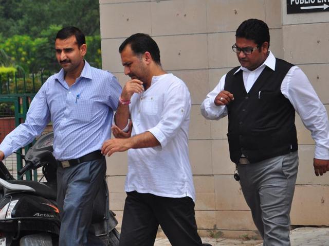 Accused Sanjay Dahuja being produced at district court, sector 43 in Chandigarh (Karun Sharma/HT Photo) Accused Sanjay Dahuja being produced at district court, sector 43 in Chandigarh (Karun Sharma/HT Photo)