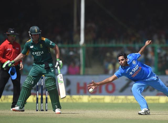 South Africa's captain AB de Villiers (L) looks on as India's Bhuvneshwar Kumar fields the ball during the first one day international (ODI) cricket match between India and South Africa at Green Park Stadium. (AFP Photo) South Africa's captain AB de Villiers (L) looks on as India's Bhuvneshwar Kumar fields the ball during the first one day international (ODI) cricket match between India and South Africa at Green Park Stadium. (AFP Photo)