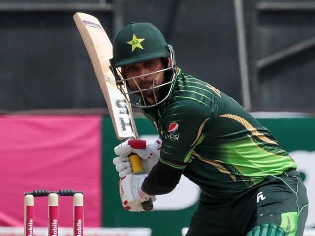 Pakistan batsman Shoaib Malik prepares to play a shot in front of Zimbabwe wicketkeeper Richmond Mutambami during the second T20 at Harare Sports Club, on September 29, 2015. (AFP Photo) Pakistan batsman Shoaib Malik prepares to play a shot in front of Zimbabwe wicketkeeper Richmond Mutambami during the second T20 at Harare Sports Club, on September 29, 2015. (AFP Photo)