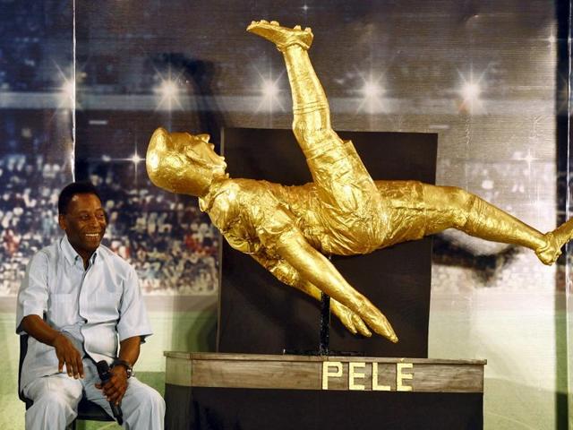 Legendary Brazilian soccer player Pele smiles after unveiling his own statue during an interactive session with the students at the NSHM Knowledge Campus in Kolkata. (REUTERS Photo)