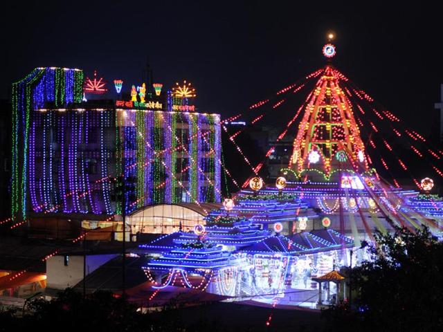 A view of illuminated Jhandewalan Temple on the eve of Navratri festival in New Delhi. (Sonu Mehta/HT Photo)