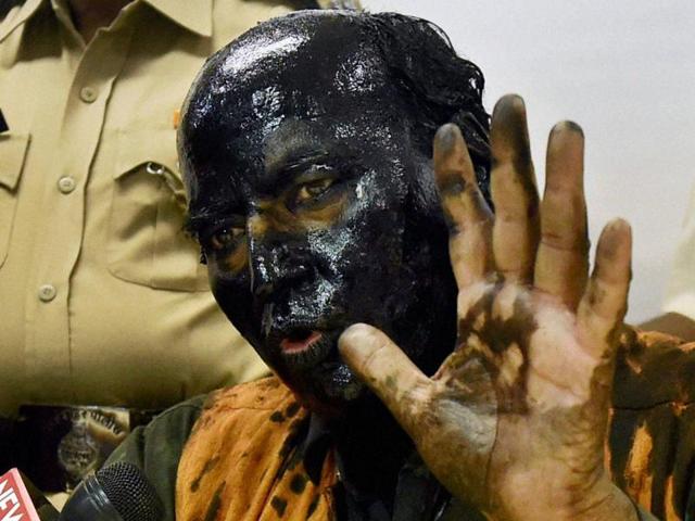 Alleged Shiv Sena workers smeared Sudheendra Kulkarni’s face with black ink for refusing to back down from organising former Pakistan foreign minister Khurshid Mahmud Kasuri’s book launch. (PTI Photo) Alleged Shiv Sena workers smeared Sudheendra Kulkarni’s face with black ink for refusing to back down from organising former Pakistan foreign minister Khurshid Mahmud Kasuri’s book launch. (PTI Photo)