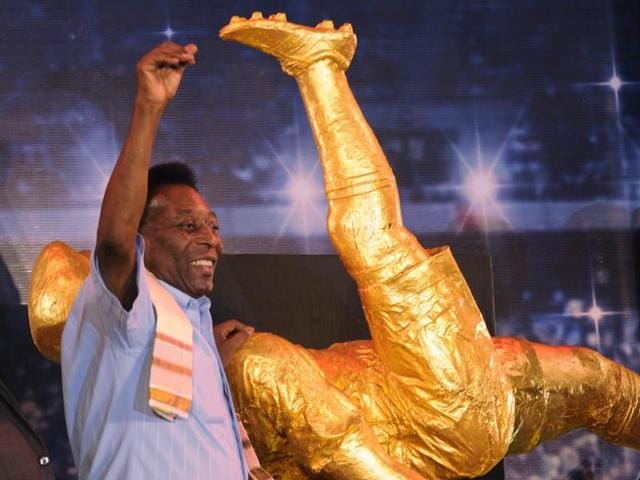 Pele the football legend is unveiling his statue during an interactive session at a college campus in South Kolkata . (Subhendu Ghosh/ HT Photo)